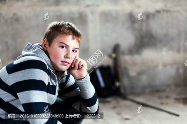 英俊的teenaiger尋找自信在相機(jī)的肖像