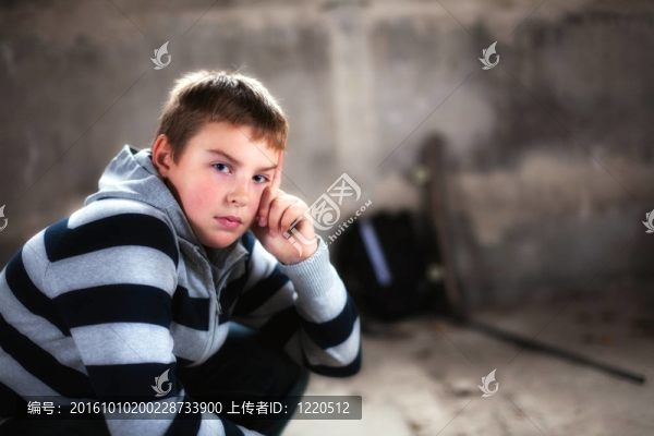 英俊的teenaiger尋找自信的攝影肖像添加輝光