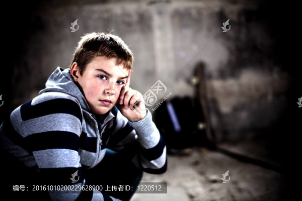 英俊的teenaiger尋找自信的攝影肖像vingnette高對(duì)比