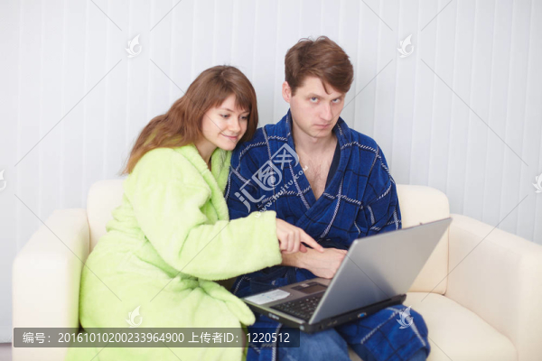 在沙發(fā)上用筆記本電腦