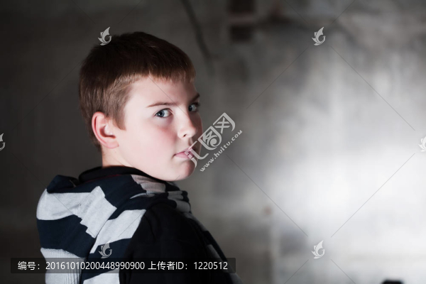 男孩看著對垃圾背景肩亮閃