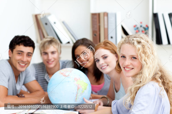 微笑的少年在圖書館與地球儀工作-匯圖網(wǎng) www.fosd68.com 微笑的少年在圖書館與地球儀工作