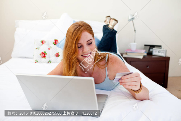 年輕女孩使用筆記本電腦和網(wǎng)上購買