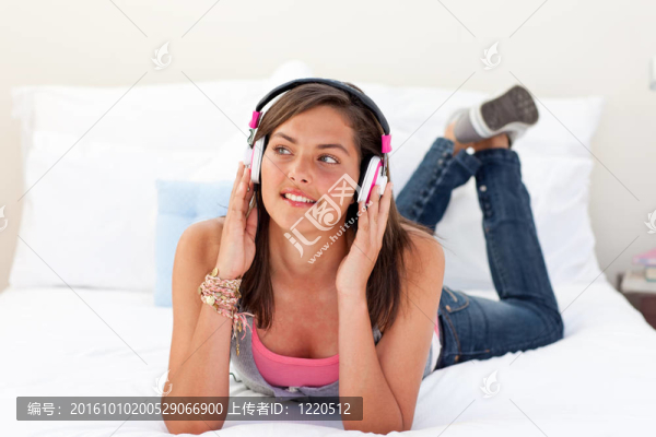 美麗的少年聽音樂
