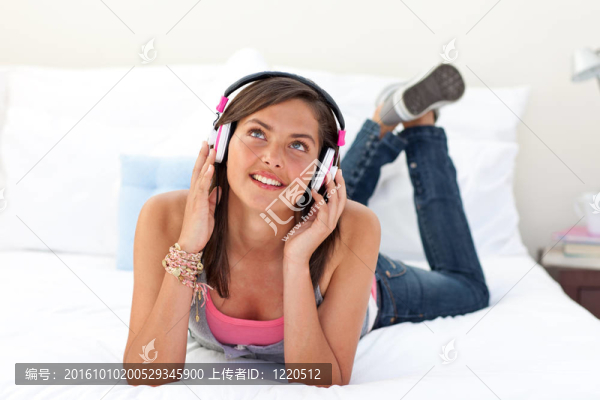 微笑的少女聽(tīng)音樂(lè)