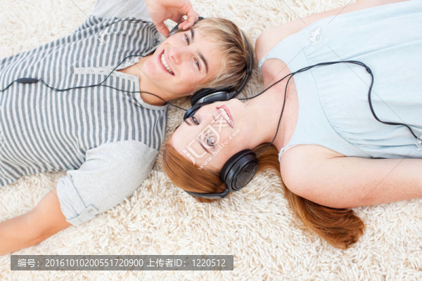 幾歲的青少年聽音樂