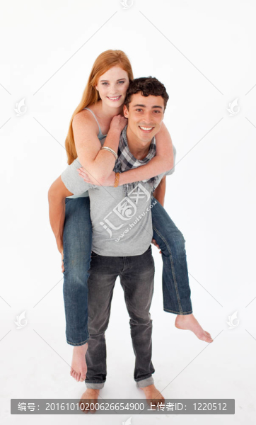 小男孩給他的女朋友背上騎