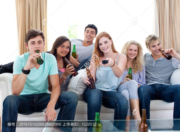 朋友在家喝啤酒看電視