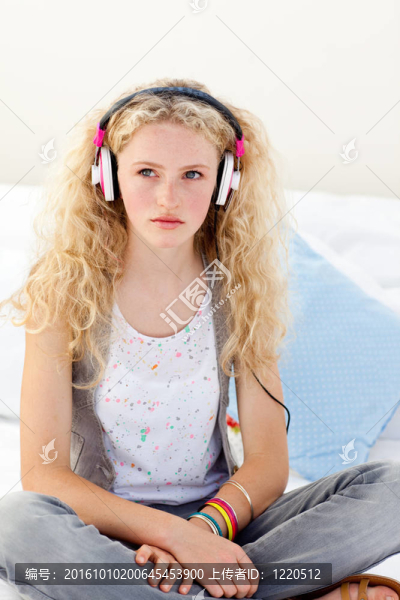 美麗的少年聽他床上的音樂
