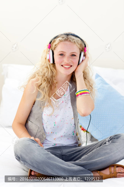 微笑的少女聽音樂