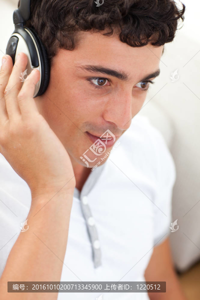 青少年聽音樂的肖像