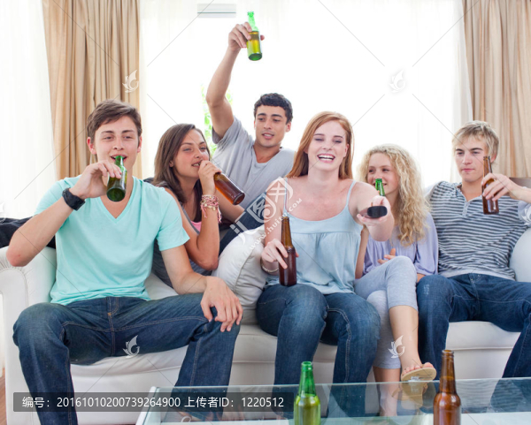 朋友在家喝啤酒看電視