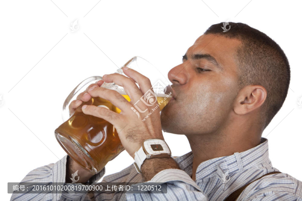 性感的男人喝了啤酒節(jié)的啤酒杯