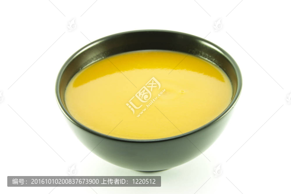 在一個黑碗里的西紅柿湯