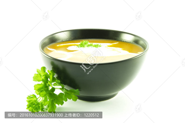 在一個(gè)黑碗里的西紅柿湯