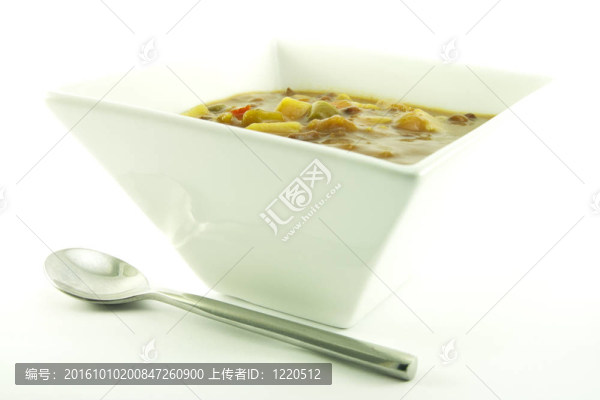 在一個白碗里的湯