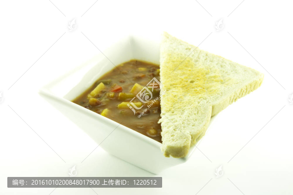 在一個白碗里的湯