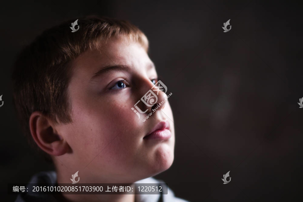 年輕男孩仰望著希望在他的眼睛復(fù)制空間