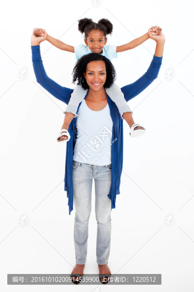 母親給女兒背著快樂