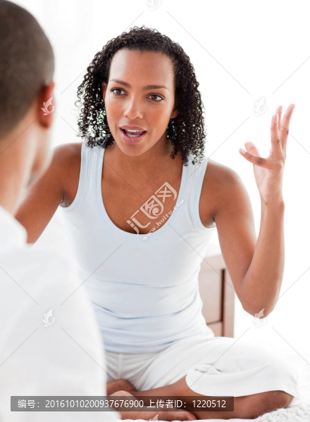 憤怒的夫妻爭(zhēng)吵起來(lái)