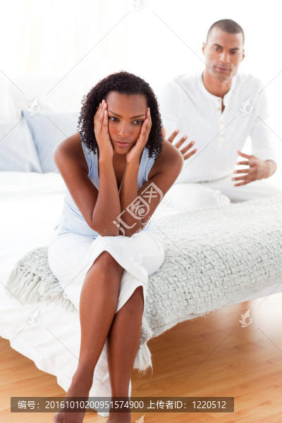 憤怒的夫婦坐在床上