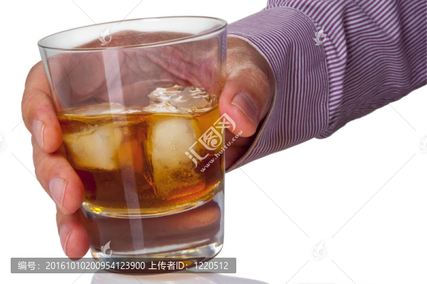 他手里拿著一杯冰威士忌