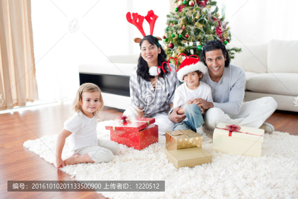 微笑的家庭慶祝圣誕