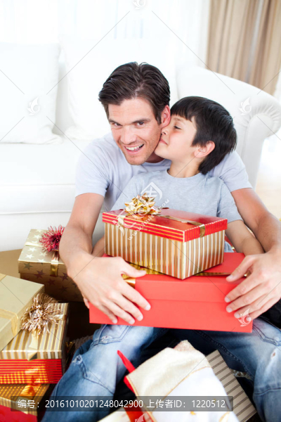 兒子收到圣誕禮物后親吻父親