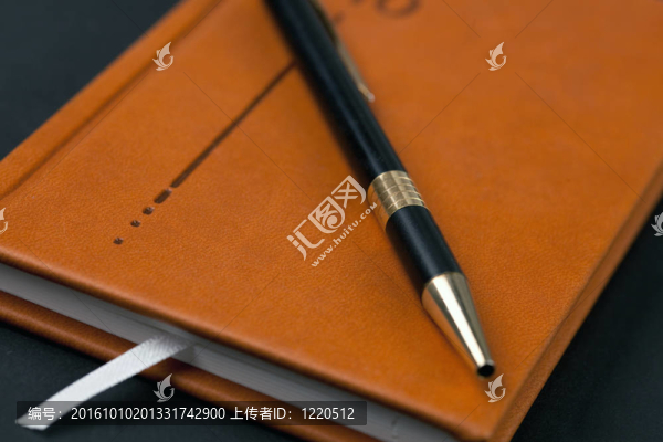 棕色日記和筆