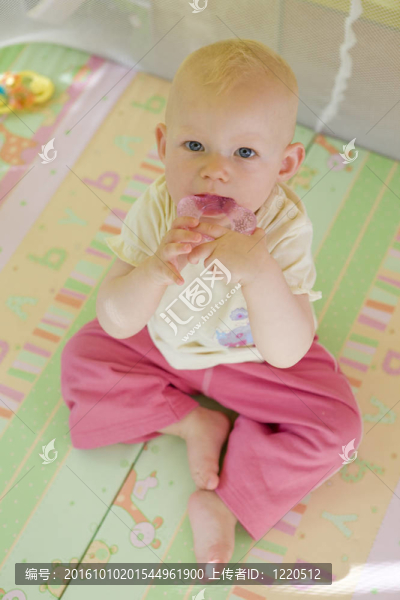 隨著咬牙坐在床的孩子