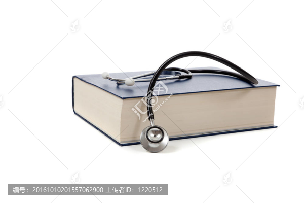 在白色的聽診器的醫(yī)學(xué)參考書