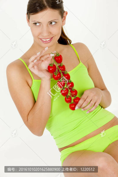 婦女拿著西紅柿的肖像