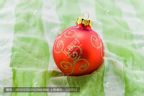 綠色紡織品上的圣誕樹球