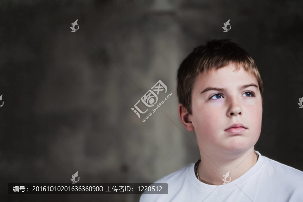 英俊的男孩仰望著希望在他的眼睛復(fù)制空間