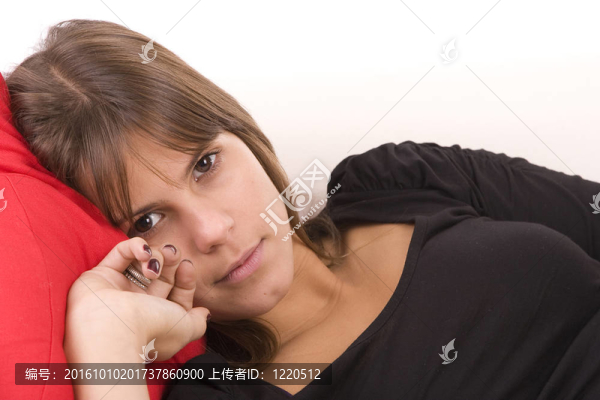 美麗的女人在床上