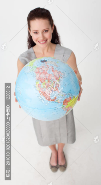 微笑的商人拿著地球儀