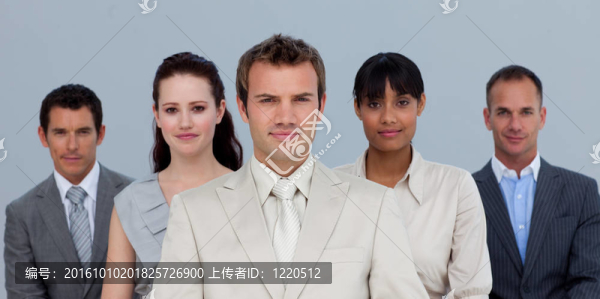 自信的企業(yè)團隊在鏡頭前