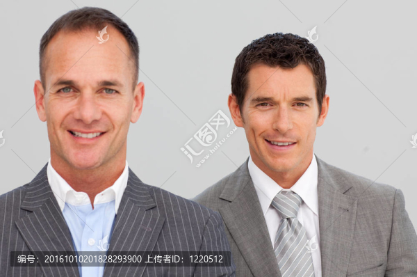 自信的商人肖像與折疊武器