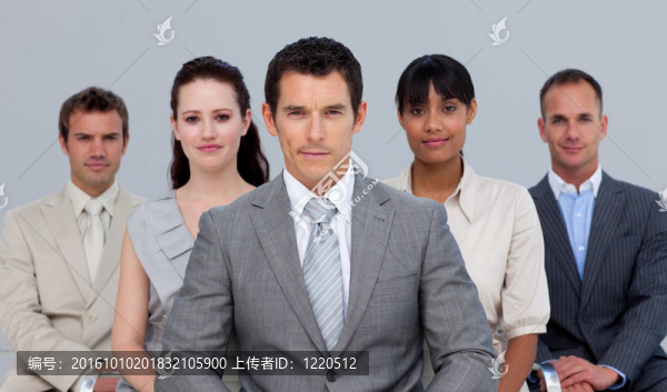 多民族企業(yè)團(tuán)隊(duì)坐在鏡頭前