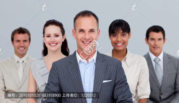 微笑的多民族年輕企業(yè)團(tuán)隊站在鏡頭前
