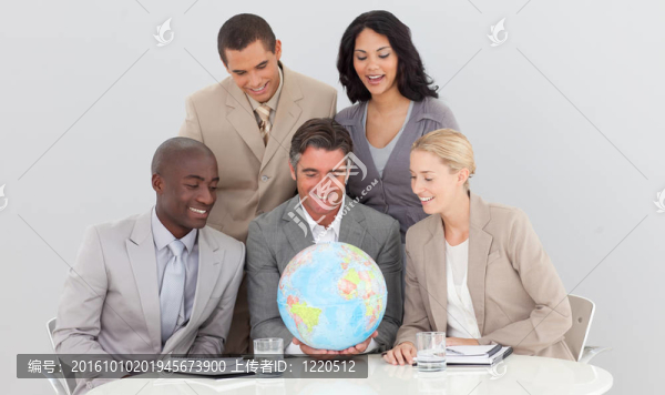 多民族企業(yè)團(tuán)隊(duì)舉辦地球儀