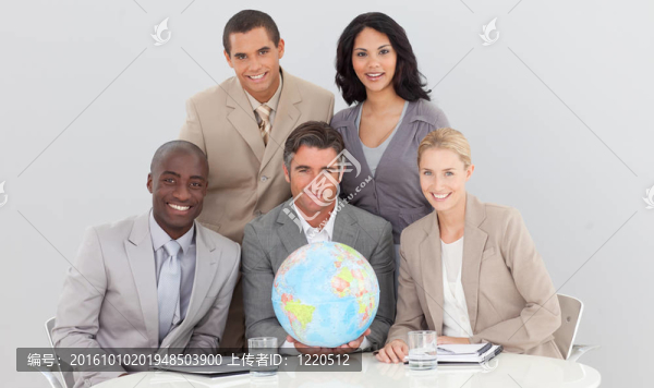 多民族企業(yè)團隊舉辦地球儀