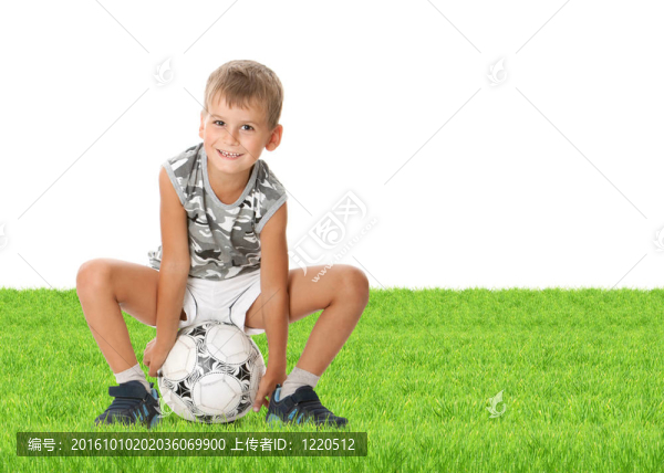 男孩拿著足球