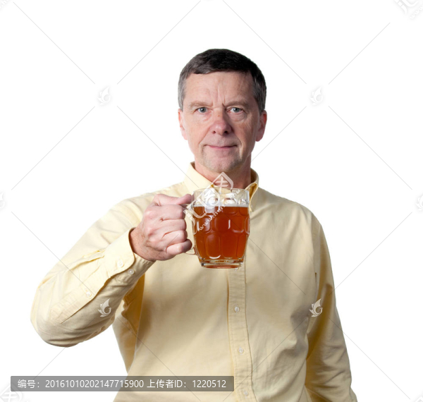 中年男子和一杯啤酒