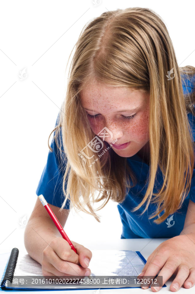 女孩在紙上寫(xiě)字