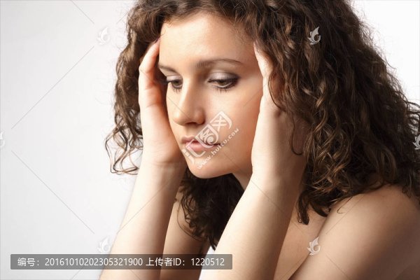 美麗的微笑的年輕女人。白色背景隔離