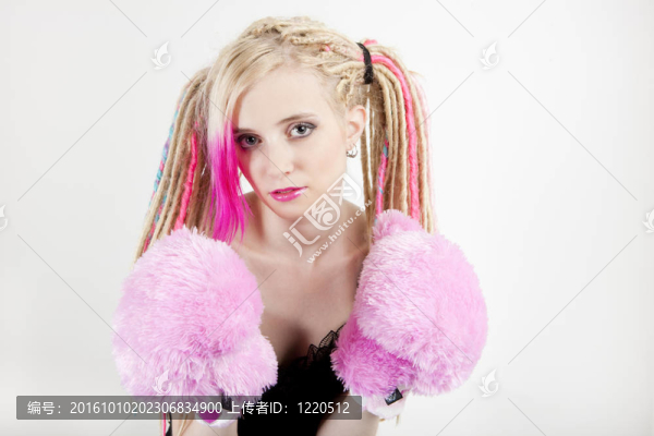 有長長的頭發(fā)和拳擊手套的年輕女子的肖像