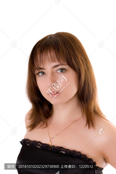 穿黑色連衣裙的女孩