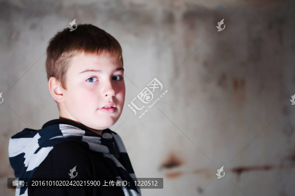 男孩看著對垃圾背景肩亮閃爍3