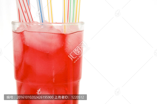 在白色背景上的紅色飲料